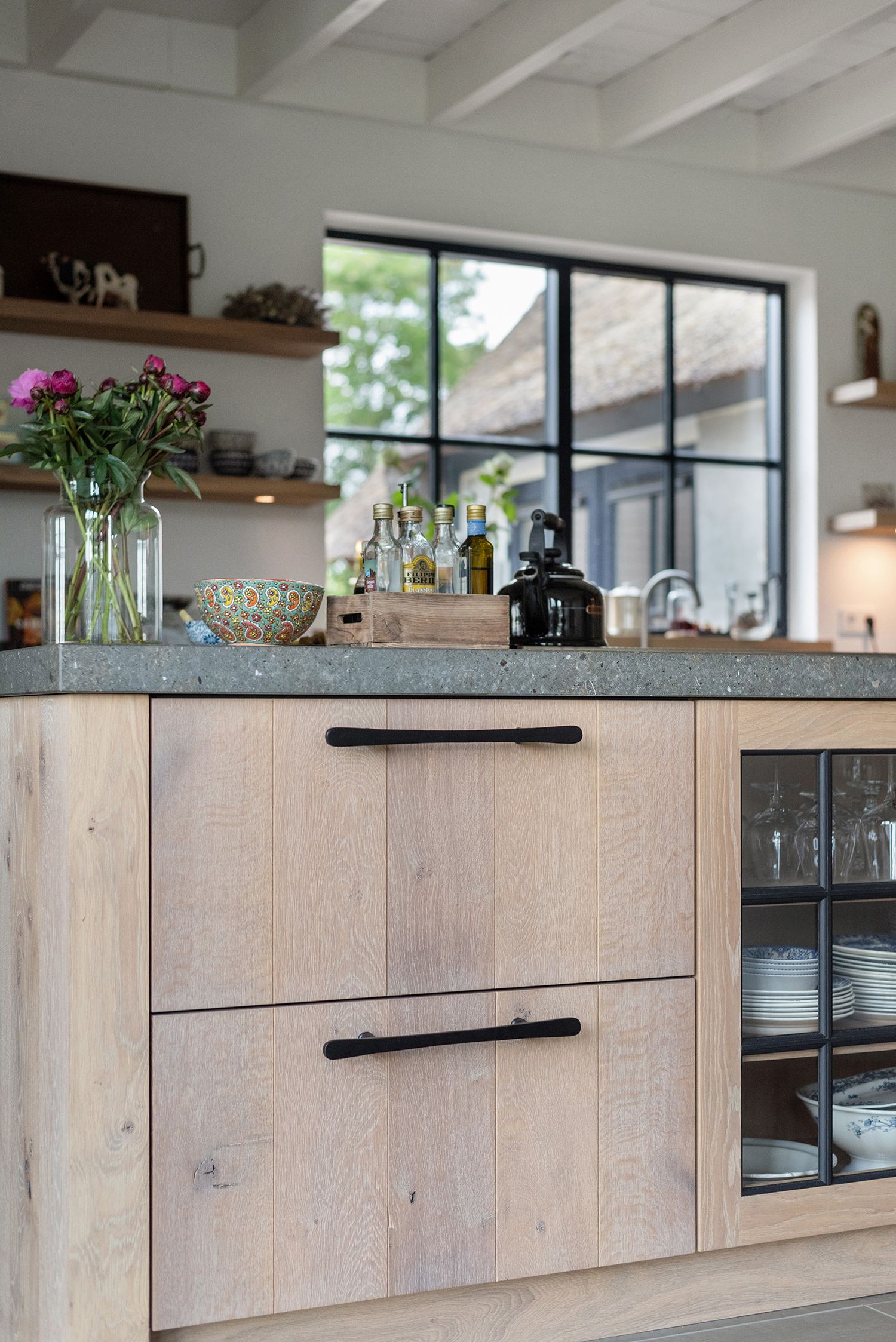 Landelijke keuken met glasdeur